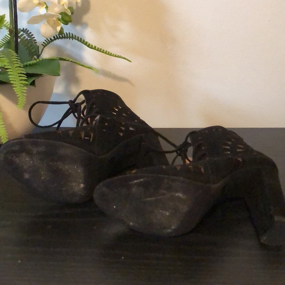 Laser cut Aztec design Heels - Picture 3 of 9